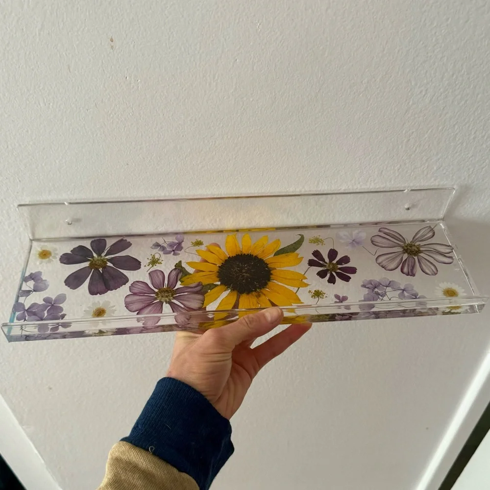 Acrylic floating shelf with real hand picked and pressed flower design - Picture 4 of 7